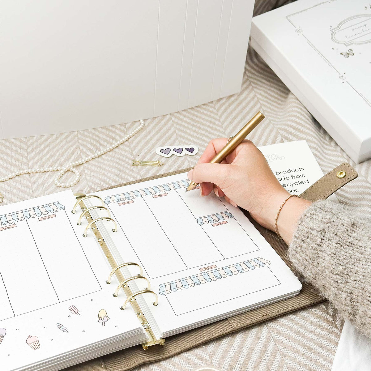 July - Ice cream theme - Monthly Planner Undated - 16 hand-drawn pages